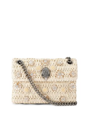 Borsa beige intrecciata con decorazioni floreali in perline, chiusura a testa di leone color argento e una tracolla a catena metallica spessa.