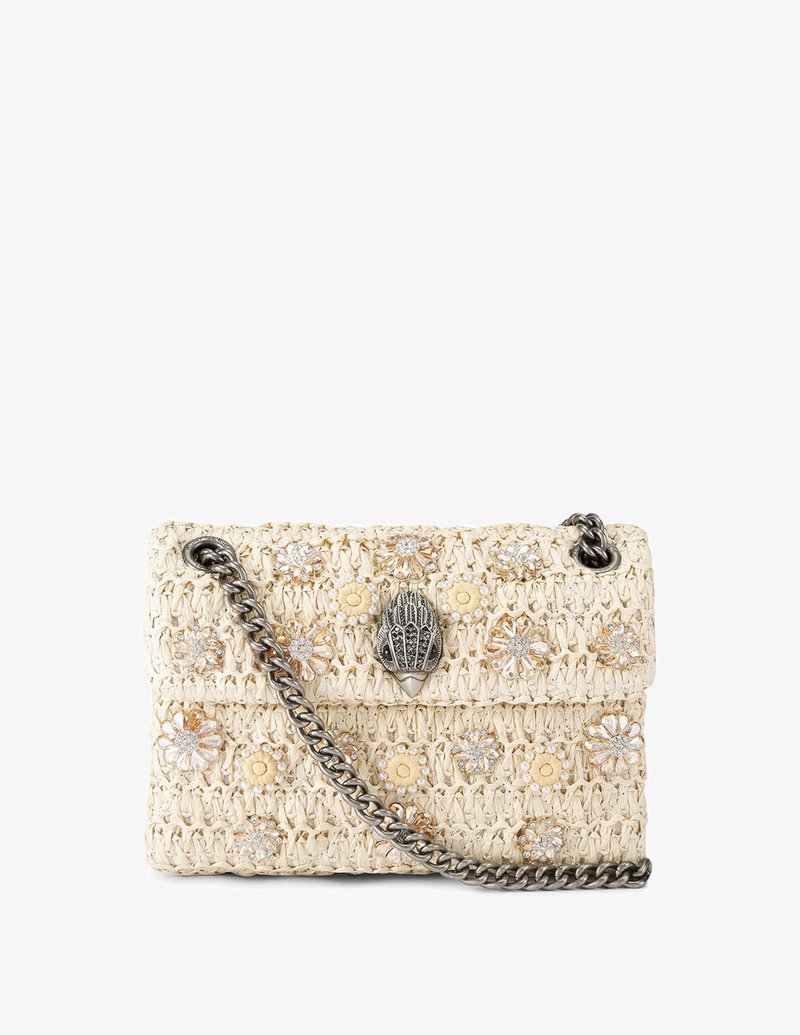 Sac à main beige tissé avec des ornements floraux en perles, une fermeture à tête de lion en métal argenté et une épaisse bandoulière chaîne métallique.