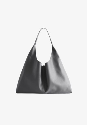 Graue Lederhandtasche mit einzigartiger, lässiger Form, breitem Tragegurt und strukturierten Oberfläche. Besitzt ein offenes Oberteil und nahtloses Design.