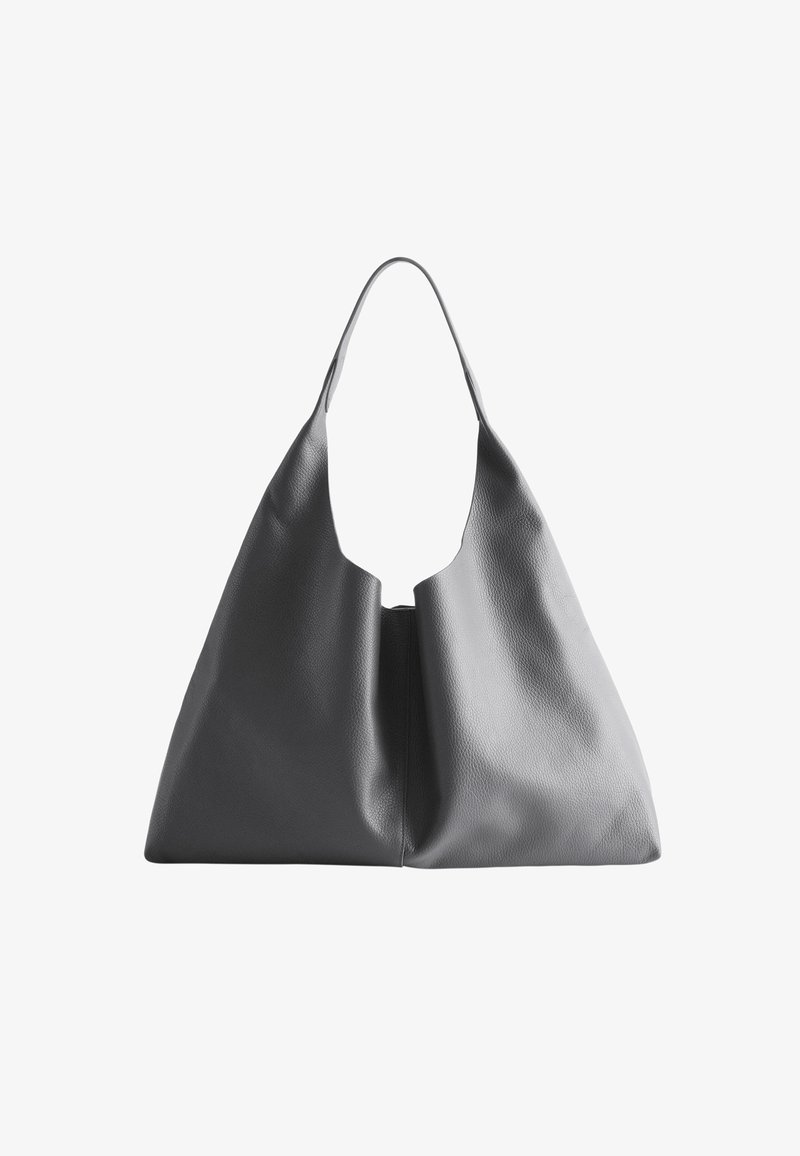 Sac en cuir gris avec une forme unique et décontractée, une large bandoulière et une surface texturée. Il présente un dessus ouvert et un design sans couture.