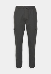 Tmavě šedé jogger kalhoty vyrobené z lehkého materiálu, s elastickým pasem na šňůrku a bočními cargo kapsami.