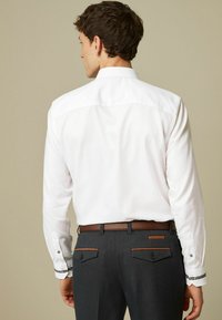 Next REGULAR FIT biały