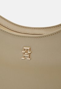Tommy Hilfiger MONOTYPE SHOULDER BAG - Borsa a mano - beige
