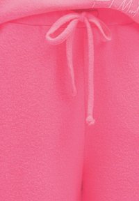 Helle pinke Fleece-Jogginghosen mit weicher Textur, ausgestattet mit einem Kordelzug am Bund und minimalen Nähten.