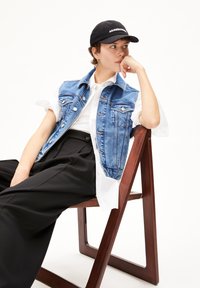 ARMEDANGELS ERSAA - Bodywarmer - blue