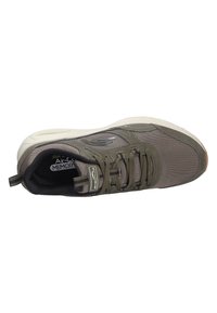 Scarpa atletica verde scuro con tomaia in rete testurizzata, chiusura con lacci e suola imbottita. Presenta un logo sul lato e un manico sul tallone.