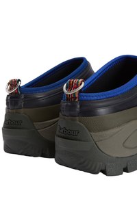 Ζευγάρι παπουτσιών slip-on σε ελαιοπράσινο και μαύρο χρώμα με μπλε εσωτερική επένδυση, υφασμάτινες πολύχρωμες ταινίες έλξης με μεταλλικά δαχτυλίδια στις φτέρνες και ανάγλυφες σόλες.