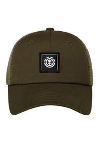 Gorra verde olivo con visera curvada, frente de tela, lados de malla y un parche cuadrado negro con un logo blanco centrado en la parte frontal.