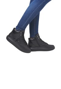 Baskets montantes noires avec une finition en cuir lisse, œillets ronds, lacets sur le devant et une fermeture éclair sur le côté pour un enfilage facile.