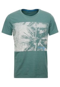 Vihreä lyhythihainen T-paita, joka on valmistettu puuvillasta. Paidassa on harmaa palmupuun printti rinnan kohdalla ja sininen yksityiskohta kaula-aukon lähellä.