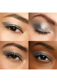 Fire close-up billeder af øjne, der viser forskellige nuancer af blå og sølv øjenskygge, med fokus på glans og tekstur på øjenlåg.