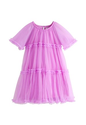 Transparentes rosa Kurzarmkleid mit gerafften Stufen, Rüschen an Ärmeln und Saum sowie rundem Ausschnitt mit Knopfverschluss am Rücken.