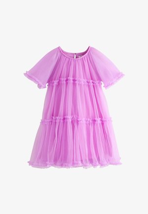 Transparentes rosa Kurzarmkleid mit gerafften Stufen, Rüschen an Ärmeln und Saum sowie rundem Ausschnitt mit Knopfverschluss am Rücken.