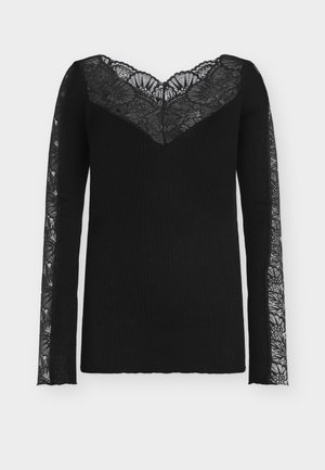 Μαύρο ριμπ μπλουζάκι με μακριά μανίκια, V-λαιμόκοψη με λουλουδάτη δαντέλα και πάνελ δαντέλας που τρέχουν κατά μήκος και των δύο μανικιών.