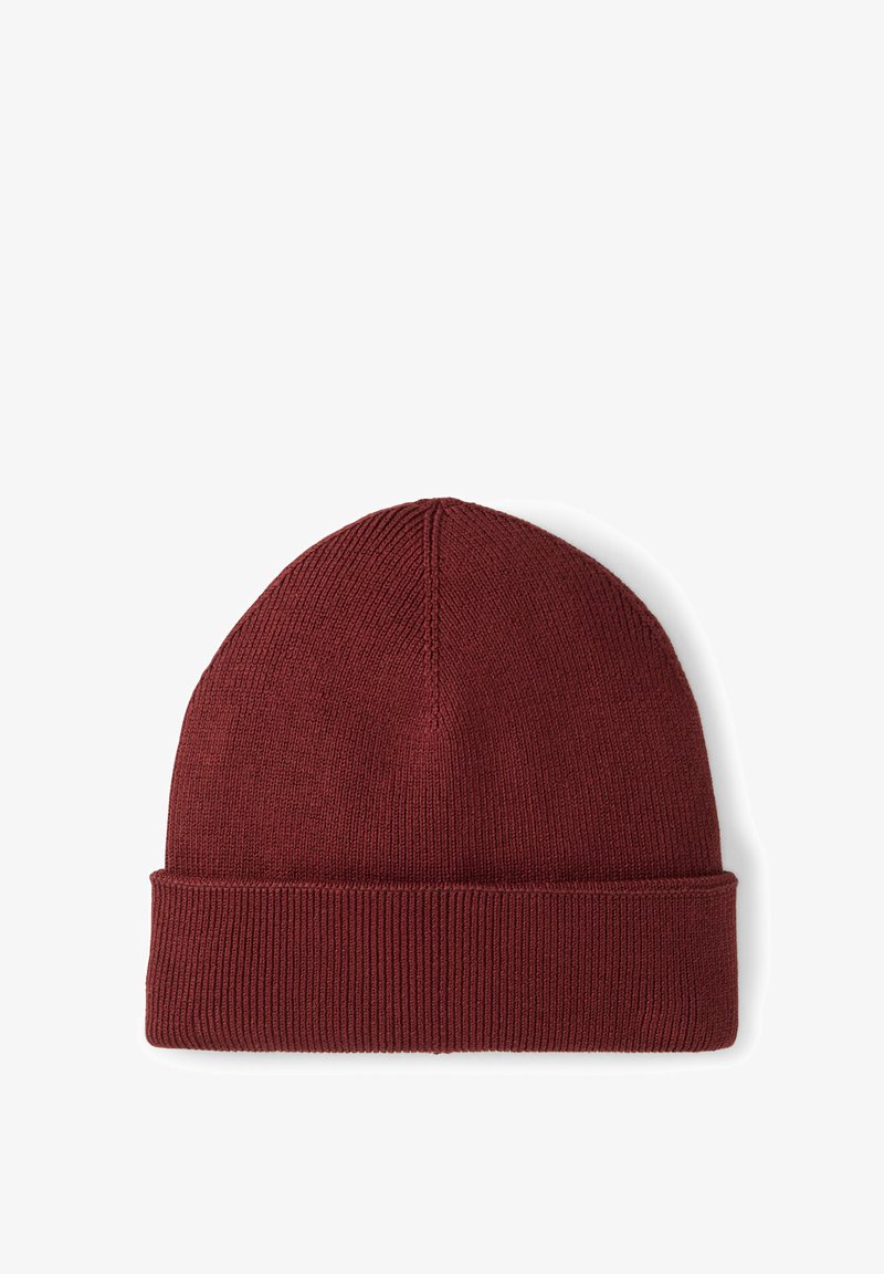 Berretto lavorato a maglia rosso con risvolto a coste e texture liscia. Presenta una parte superiore arrotondata, realizzato in materiale morbido ed elastico per comfort e calore.