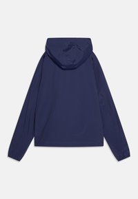Giacca con cappuccio di colore blu navy realizzata in materiale leggero. Presenta maniche lunghe e polsini elasticizzati, con un design semplice e senza pattern visibili.