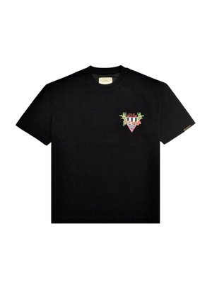 Fekete pamut póló rövid ujjakkal, amelyen egy színes hímzett háromszög grafika található a bal mellen, virágos díszítéssel.