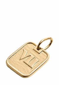 Colgante rectangular de oro con bordes redondeados, grabado con el número romano VII y un lazo para una cadena.