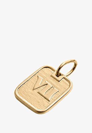 Colgante rectangular de oro con bordes redondeados, grabado con el número romano VII y un lazo para una cadena.