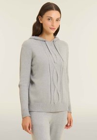 Maglione grigio chiaro con cappuccio, design a treccia testurizzato sul davanti, polsini e orlo a coste, realizzato in morbido materiale lavorato a maglia.