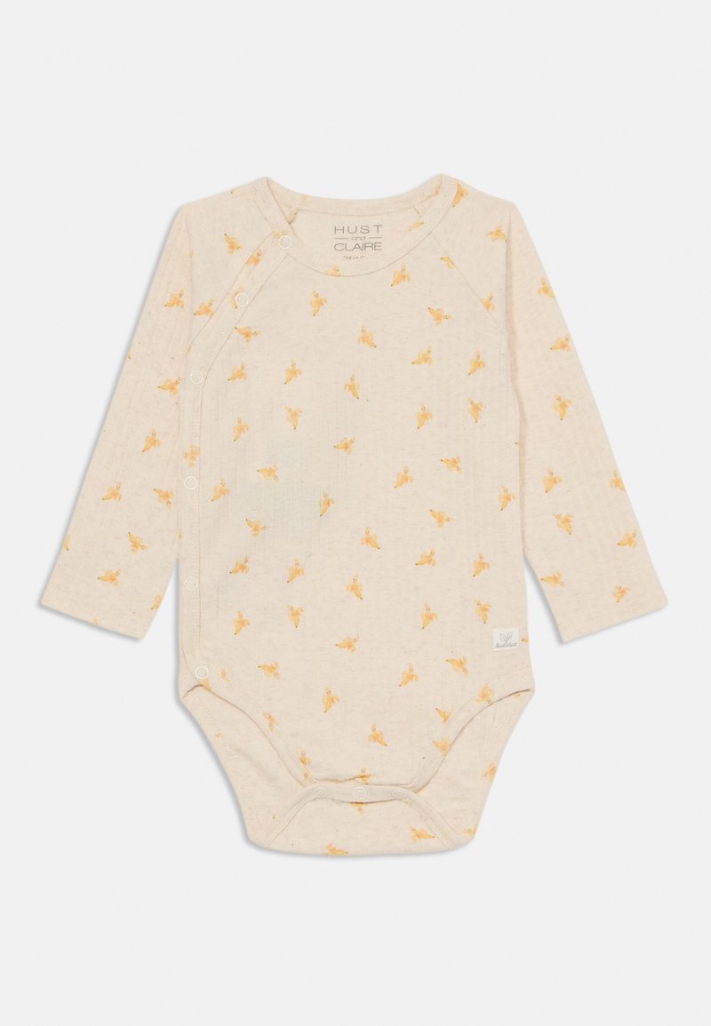 Μακρυμάνικο μωρουδίστικο κορμάκι σε ανοιχτό μπεζ χρώμα με κίτρινες λουλουδάτες εκτυπώσεις, κουμπώματα στους ώμους και στο κάτω μέρος, και υφασμάτινη υφή.