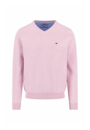 Jasnoróżowy sweter z dekoltem w serek, długimi rękawami i małym granatowym logo drzewa na lewej piersi, ściągacze na mankietach i u dołu.