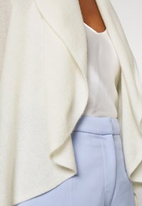 Repeat Neuletakki - off-white