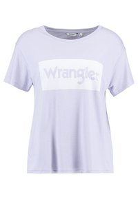 Světle fialové tričko s krátkým rukávem vyrobené z měkké bavlny. Na přední straně se nachází bílý obdélníkový logo se slovem "Wrangler" v světle fialové barvě.