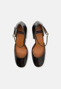 ÁNGEL ALARCÓN Classic heels - black