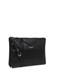 Pochette en cuir noir avec une surface texturée, fermeture zippée, bandoulière réglable et un patch logo à l’avant avec un accent géométrique.