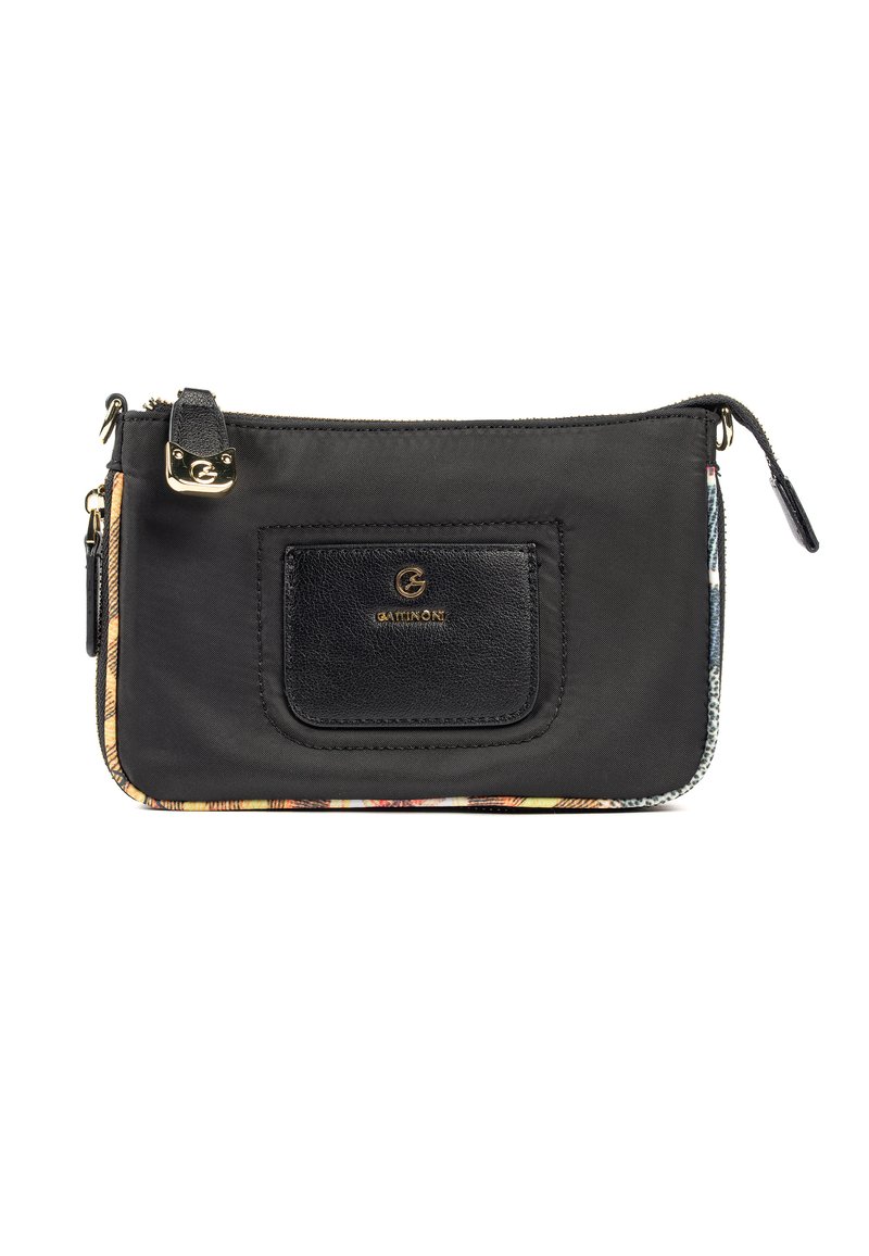 Svart nylonklutchväska med en texturerad läderpanel. Guldtonad hårdvara, dragkedjestängning och färgglada mönstrade detaljer på kanterna.