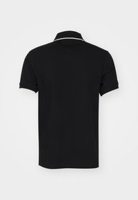 Polo noir à manches courtes, avec un col et des accents de poignets de couleur claire contrastants. Texture lisse, coupe classique.