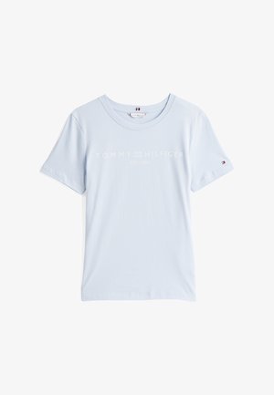 Heled sinine puuvillane t-särk ümmarguse kaelusega, mille esiküljel on valge tekst "TOMMY HILFIGER EST. 1985" ja väike logo aksent varrukal.