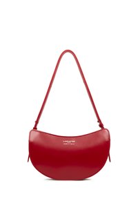 Borsa a tracolla in pelle rossa con forma curva, una tracolla sottile e accenti in metallo argentato. Presenta il logo sul fronte. Texture liscia.