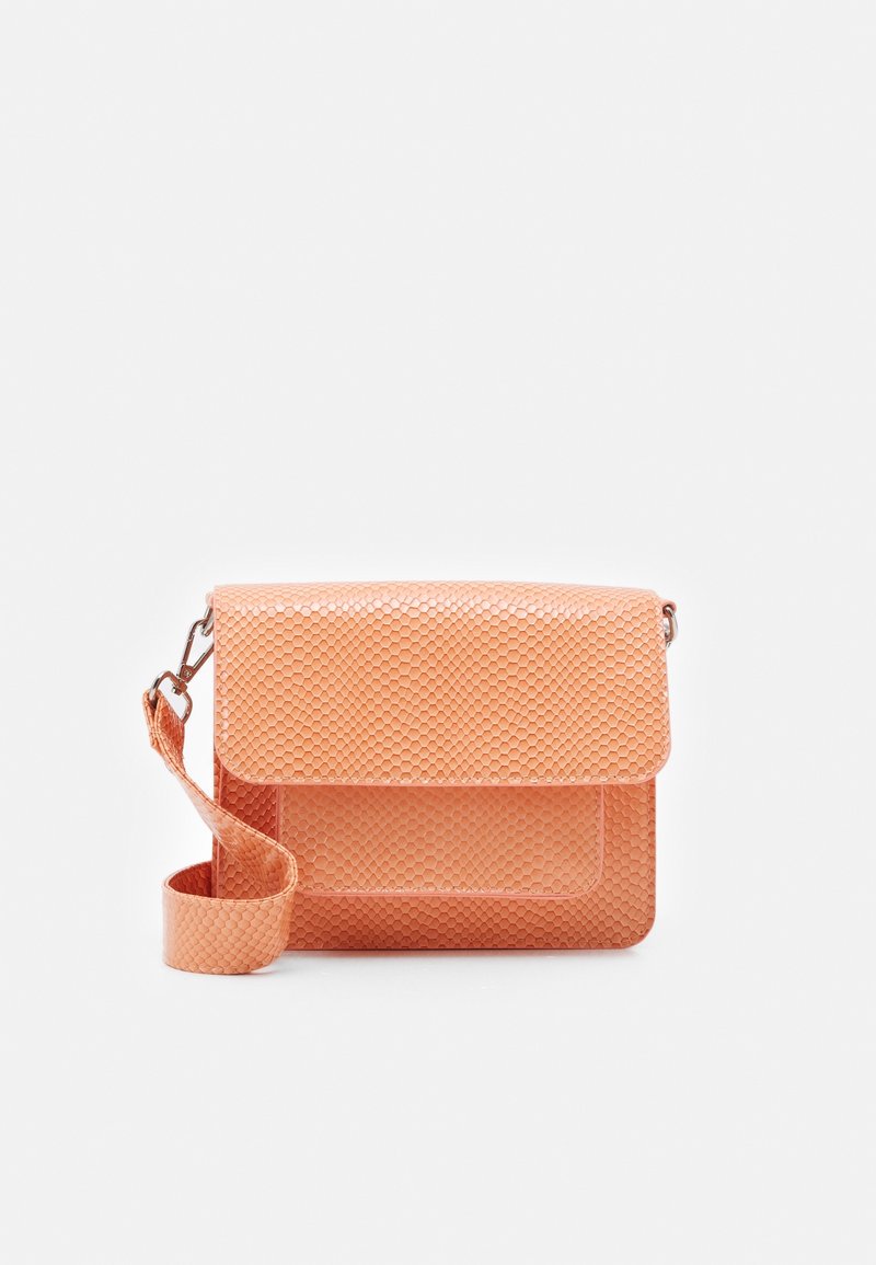 Borsa a tracolla di colore pesca con una texture a motivo intrecciato. Presenta una chiusura a pattina e una tracolla regolabile. Forma rettangolare, design elegante.