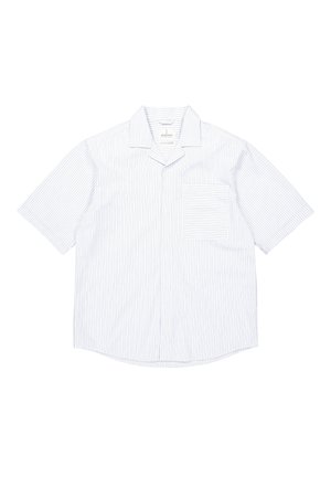 Weißes Kurzarmhemd mit dünnen vertikalen grauen Streifen, einer durchgängigen Knopfleiste, einem Kragen und einer Brusttasche auf der linken Seite.