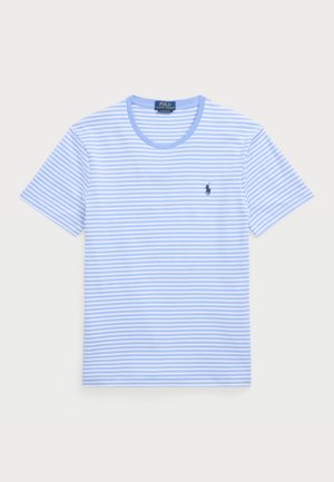 T-shirt à manches courtes rayé horizontalement bleu clair et blanc, col rond et petit logo Polo Ralph Lauren bleu foncé sur la poitrine gauche.