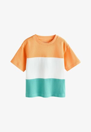 Top de punto de manga corta con amplias franjas horizontales en naranja, blanco y verde azulado, con escote redondo.