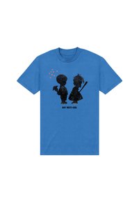 Modré bavlněné tričko se světlými siluetami dvou dětí srdci nad nimi a textem "CHLAPEC POTKÁ DÍVKU" pod nimi.