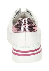 Weißer Sneaker mit einem strukturierten metallischen rosa Fersenakzent, weißer Sohle mit pink-weißen Streifen und einem glatten Lederobermaterial.