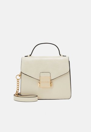 Malá obdélníková krémová kabelka s horním madlem, zlatým zapínáním, raženým klopou a odnímatelným popruhem se zlatým řetízkovým detailem.