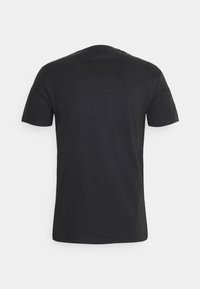Camiseta negra, de mangas cortas, cuello redondo, hecha de algodón. Textura suave, sin patrones ni diseños, forma simple y clásica.