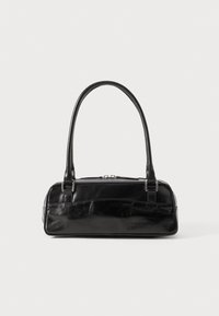 Bolso de mano de cuero negro con forma rectangular, equipado con un asa estructurada, herrajes en plata y cierre de cremallera. Textura suave.