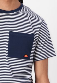 Ellesse HIRST TEE - Marškinėliai su spaudiniu - navy