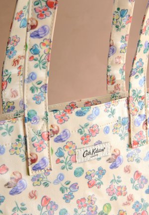 Sac fourre-tout en tissu imprimé floral avec des fleurs roses, bleues et jaunes et des poignées doubles, avec une étiquette Cath Kidston London.