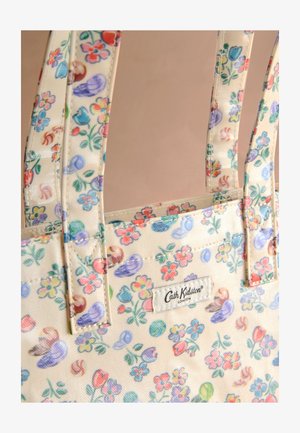 Sac fourre-tout en tissu imprimé floral avec des fleurs roses, bleues et jaunes et des poignées doubles, avec une étiquette Cath Kidston London.