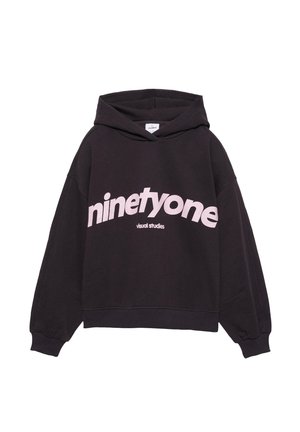 Černá mikina s kapucí, která má na přední straně velký růžový grafický nápis "ninetyone" a "visual studies". Měkká tkanina, volný střih.