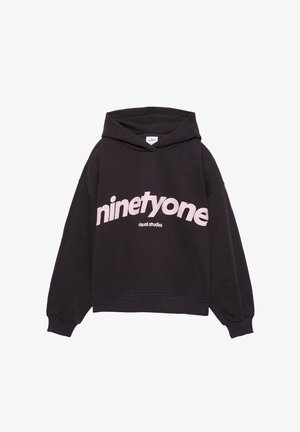 Černá mikina s kapucí, která má na přední straně velký růžový grafický nápis "ninetyone" a "visual studies". Měkká tkanina, volný střih.