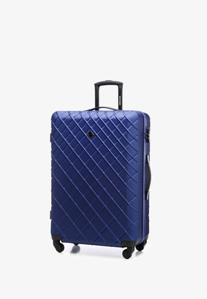 Hartschalenblauer Koffer mit einem Diamantmuster, ausziehbarem Griff, schwarzen Rollen und einem seitlichen Griff für einfaches Tragen.