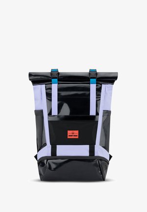 Czarny plecak na zrollowanym złożeniu z purpurowymi akcentami, z regulowanymi niebieskimi paskami oraz przednią kieszenią z siatki z czerwoną metką z logo. Wodoodporny materiał.